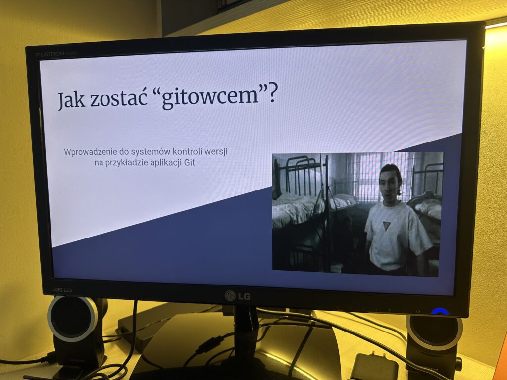 Zdjęcie monitora z pierwszą stroną prezentacji.